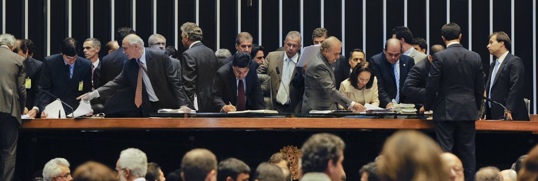 Sessão do Congresso Nacional destinada a votar 3.059 vetos presidenciais pendentes, em esforço para viabilizar o exame do veto parcial da presidente Dilma Rousseff à Lei dos Royalties