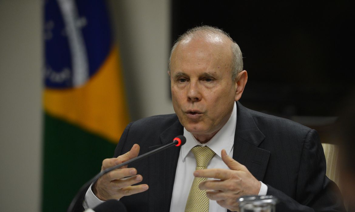 O ministro da Fazenda, Guido Mantega, durante anúncio de medidas econômicas a serem adotadas pelo governo federal (José Cruz/Agência Brasil)