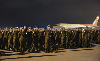 São Paulo - Mais de 200 militares brasileiros que faziam parte da Missão das Nações Unidas no Haiti chegaram ontem à noite na Base Aérea de Guarulhos, na Grande São Paulo (Rovena Rosa/Agência Brasil)