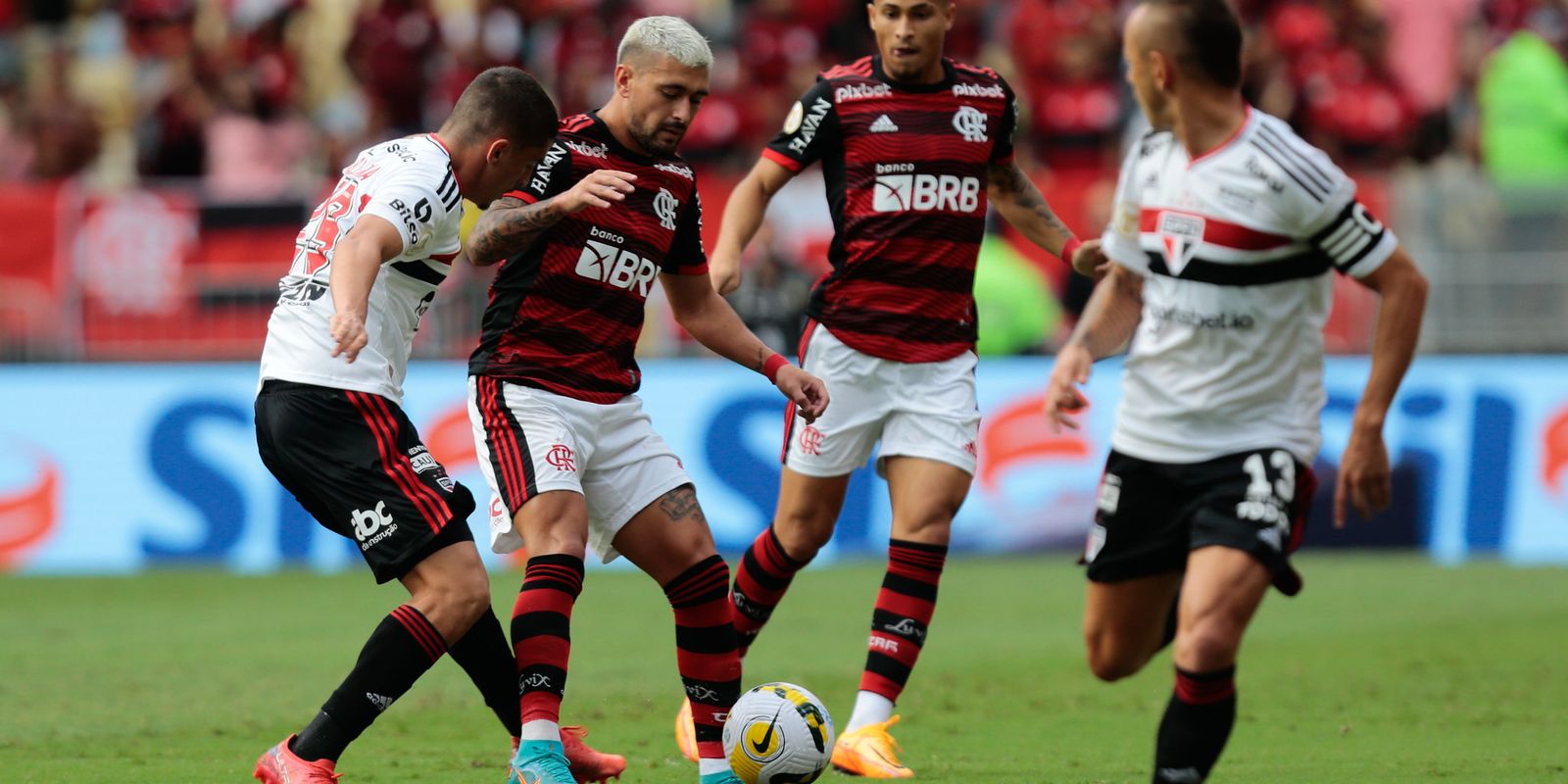 Sob jejum de vitórias no Brasileiro, São Paulo encara Flamengo em casa