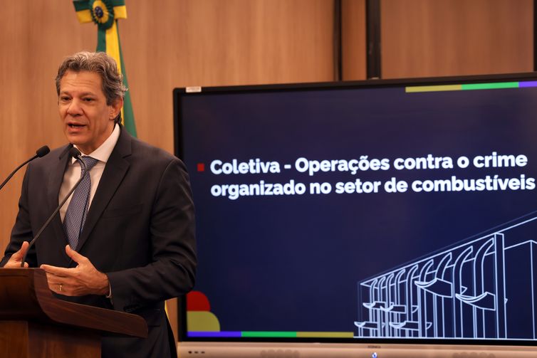 José Cruz/Agência Brasil Brasília (DF), 28/08/2025 - O ministro da Fazenda, Fernando Haddad, durante entrevista coletiva para detalhar duas operações da Polícia Federal para combater a atuação do crime organizado no setor de combustíveis. Foto: José Cruz/Agência Brasil