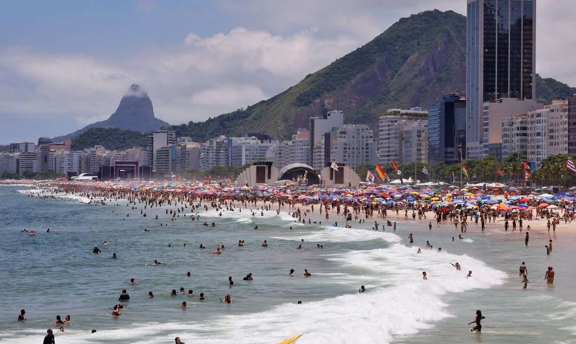 Rio de Janeiro(RJ), 31/12/2024 - Praia cheia com palcos montados na areia da Praia de Copacabana no último dia do ano.  Foto: Tânia Rêgo/Agência Brasil