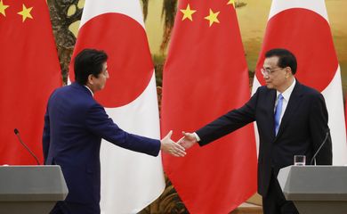 HHY01. PEKÍN (CHINA), 26/10/2018.- El primer ministro japonés, Shinzo Abe (i), y el primer ministro chino, Li Keqiang (d), se dan la mano después de una conferencia de prensa en el Gran Palacio del Pueblo en Beijing, China, el 26 de octubre de