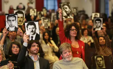 São Paulo (SP), 09/10/2025 - Familiares de mortos e desaparecidos políticos vítimas da ditadura militar recebem as certidões de óbito com a verdadeira causa mortis de seus parentes. A retificação dos atestados de óbito, além de fazer justiça às vítimas ao apontar que suas mortes ocorreram em função da intervenção da repressão militar, também traz alento a seus parentes. A entrega feita pela Comissão Especial sobre Mortos e Desaparecidos Políticos no Salão Nobre da Faculdade de Direito da USP, no Largo São Francisco.
Foto Paulo Pinto/Agencia Brasil
Foto: Paulo Pinto/Agência Brasil