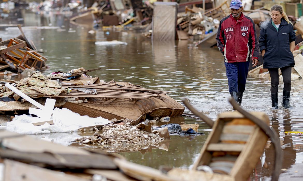 Porto Alegre (RS), 20/06/2024 - Moradores em rua alagada pela enchente no município de Eldorado do Sul. Foto: Bruno Peres/Agência Brasil