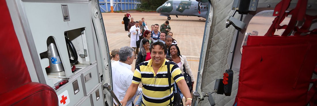 Brasília - O ministro da Saúde, Alexandre Padilha, acompanha a partida dos médicos cubanos, encaminhados aos locais onde atuarão, no programa Mais Médicos