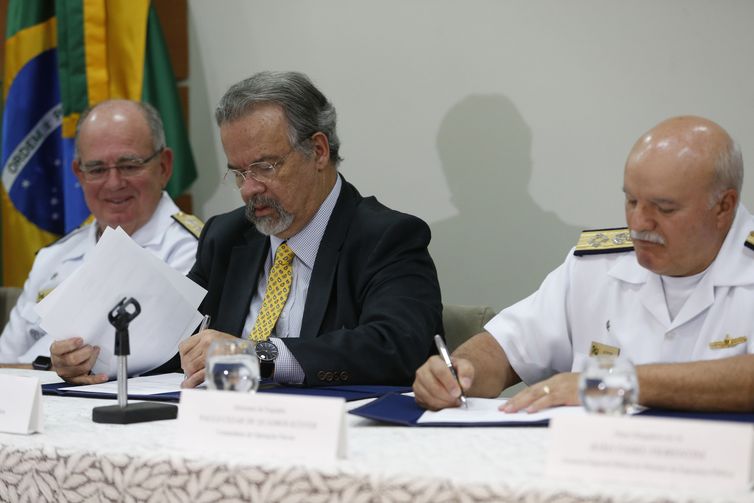 O ministro da Segurança Pública, Raul Jungmann, e o comandante de operações navais, Almirnte Küster, ao lado do comandante da Marinha, Almirante Leal Ferreira, assinam acordo de cooperação para ampliar o sistema de monitoramento e controle de