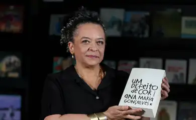 Rio de Janeiro (RJ), 05/10/2023 - A escritora Ana Maria Gonçalves durante gravação do programa Trilha de Letras, da TV Brasil, na biblioteca da Maison de France, centro da cidade. Foto:Tânia Rêgo/Agência Brasil