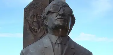 Busto do compositor Joaquín Rodrigo com uma imagem da esposa ao fundo