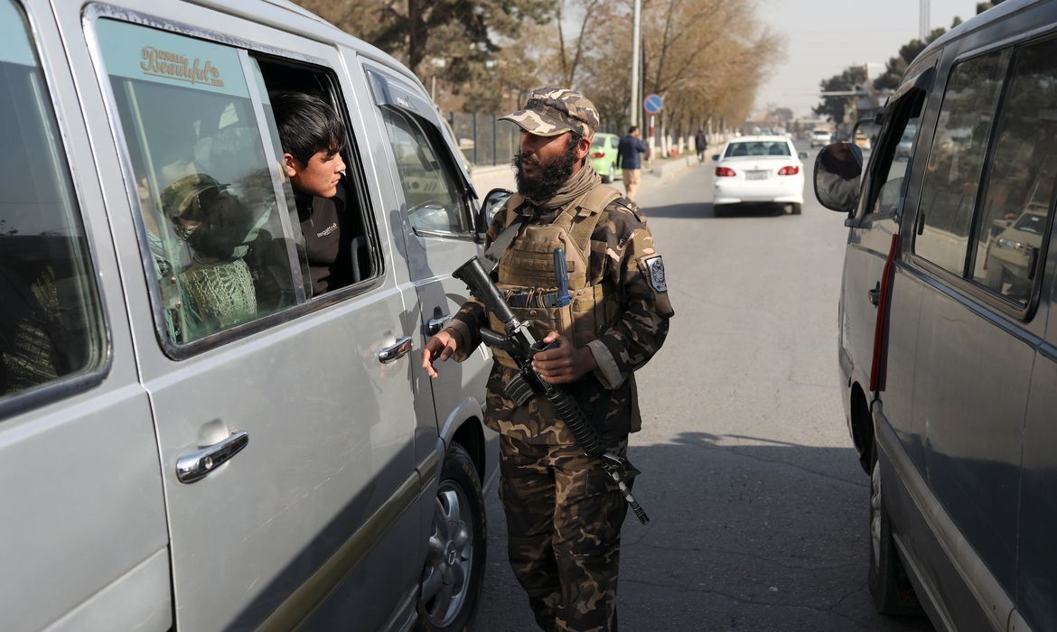 Combatente do Taliban vistoria veículo em Cabul