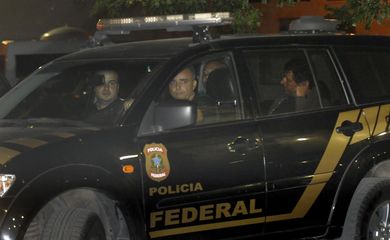 Rio de Janeiro - O banqueiro André Esteves deixa sede da Polícia Federal na Praça Mauá em direção ao Presídio Ary Franco (Fernando Frazão/Agência Brasil)