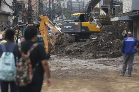 Fernando Frazão/Agência Brasil Trabalhos de desobstrução na Rua Teresa, bloqueada pela lama acumulada de deslizamentos de terra durante chuvas em Petrópolis.
