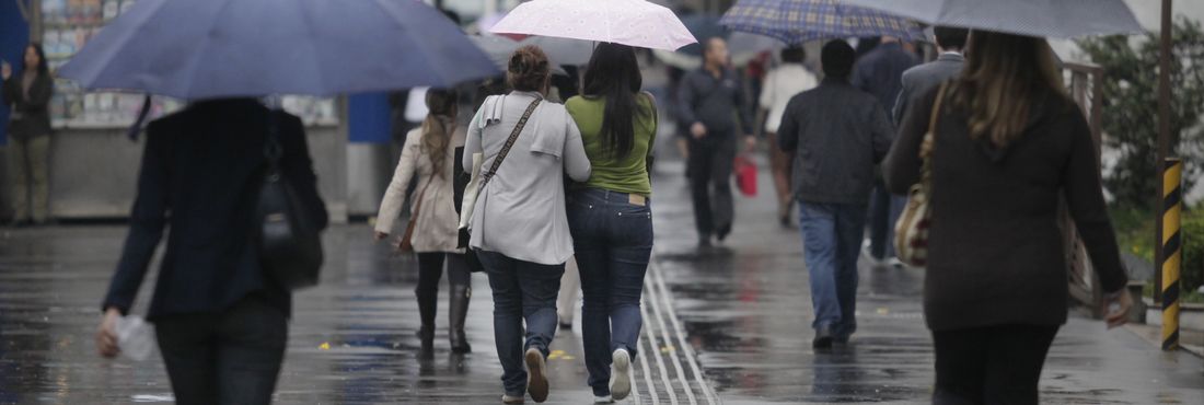 Frente fria muda o tempo em São Paulo e traz pancadas de chuva no fim do dia