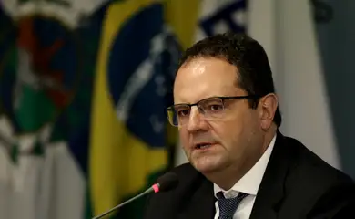 Rio de Janeiro (RJ), 21/05/2024 - Nelson Barbosa, diretor de Planejamento e Estruturação de Projetos do BNDES, fala durante coletiva de imprensa após encontro  sobre financiamento climático entre bancos públicos de desenvolvimento e representantes do G20, no BNDES.  Foto: Tânia Rêgo/Agência Brasil