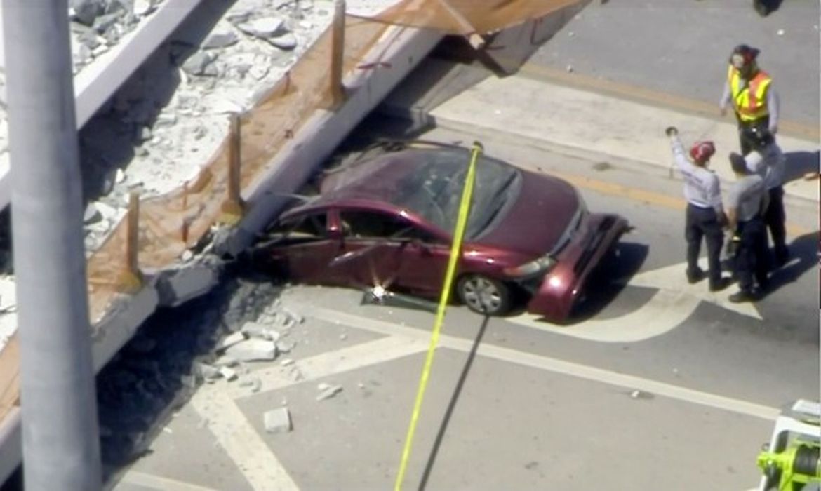 Vários veículos foram atingidos pelo desabamento da passarela de pedestres na Florida International University em Miami