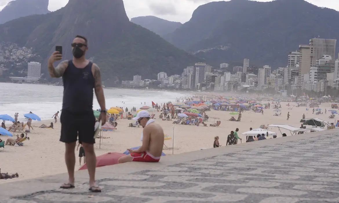 Tomaz Silva/Agência Brasil Rio de Janeiro tem primeiro fim de semana de praias liberas pela flexibilização da Prefeitura