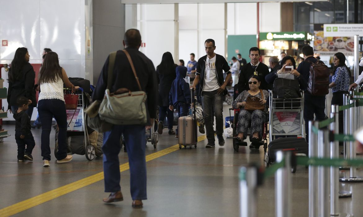 Representantes do Procon, Prodecon, MPDFT e OAB-DF participam da Blitz Nacional dos Aeroportos para fiscalizar a cobrança da franquia de bagagem, no Aeroporto Internacional de Brasília.