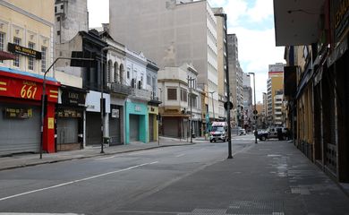 Comércio fechado na rua 25 de Março durante a quarentena.