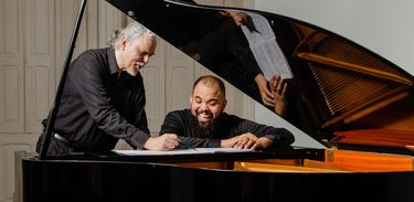 A parceria entre compositor e intérprete é a marca desse álbum com obras de Alexandre Schubert na interpretação de Thalyson Rodrigues