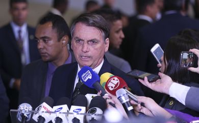 O presidente Jair Bolsonaro fala à imprensa após cerimônia da assinatura de atos de revisão e modernização das normas regulamentadoras da saúde e segurança do trabalho, no Palácio do Planalto.