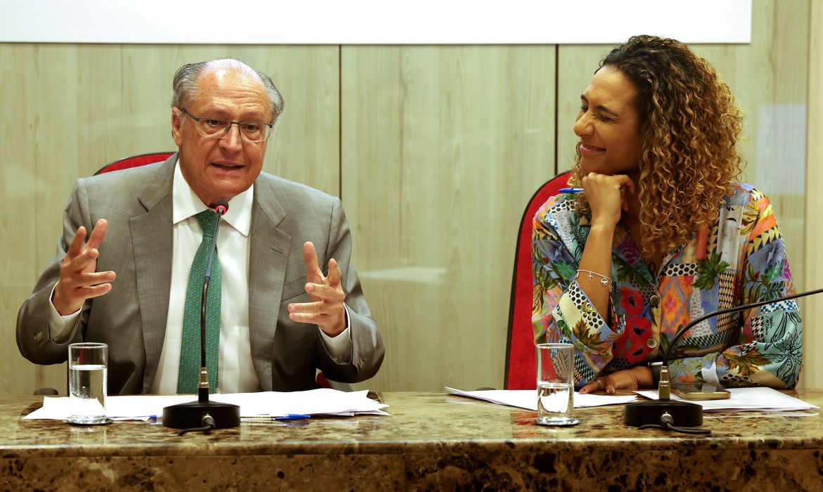 Brasília (DF), 07/11/2024 - O vice-presidente da República e ministro do Desenvolvimento, Indústria, Comércio e Serviços (MDIC), Geraldo Alckmin e a ministra a Igualdade Racial, Anielle Franco, participam de lançamento do programa para aumentar a presença de negros (as) no comércio exterior brasileiro, aonde foram apresentados estudos inéditos sobre a desigualdade racial neste setor. Tratam-se das publicações 