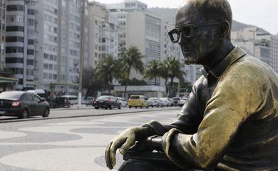 Estátua de Carlos Drummond de Andrade no calçadão de Copacabana tem óculos recolocados após serem roubados.