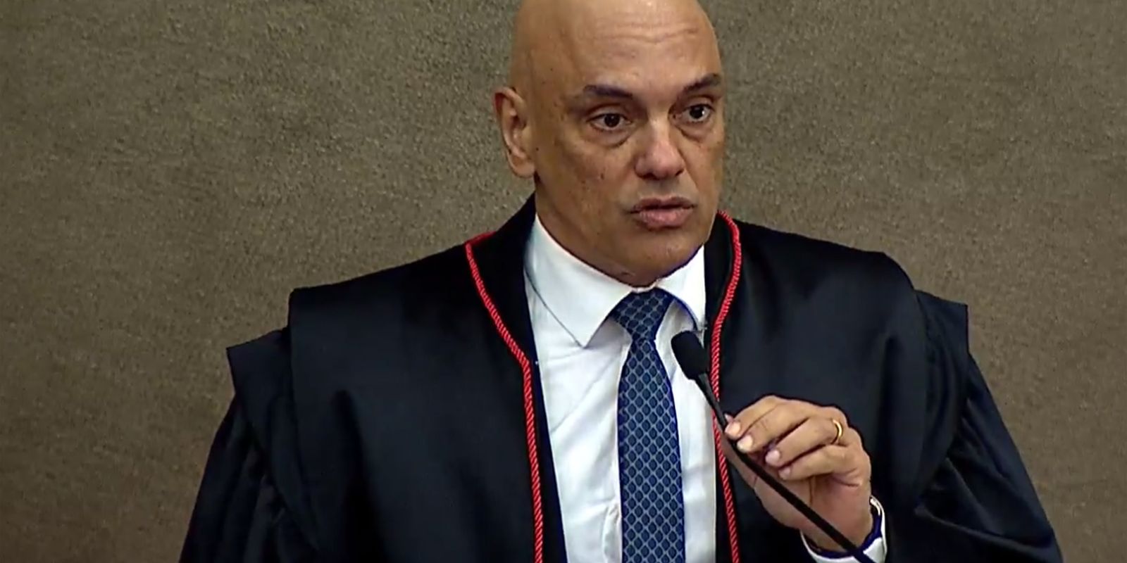 Advogados não devem ser intermediários entre investigados, diz Moraes