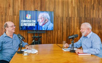 Brasília (DF) - Presidente Lula conversa com o jornalista Marcos Uchoa na estreia do programa Conversa com o Presidente. Foto: Ricardo Stuckert/PR