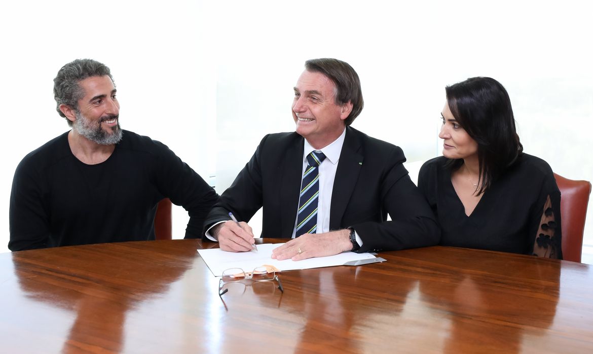 Presidente da República, Jair Bolsonaro, recebe o apresentador, Marcos Mion, no gabinete Presidencial.