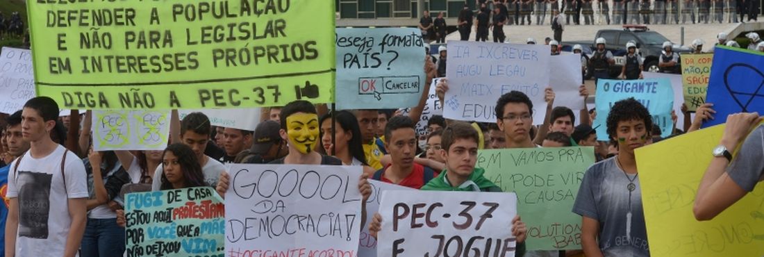 Brasília - Manifestantes protestam contra a PEC 37 no espelho d'água do Congresso Nacional