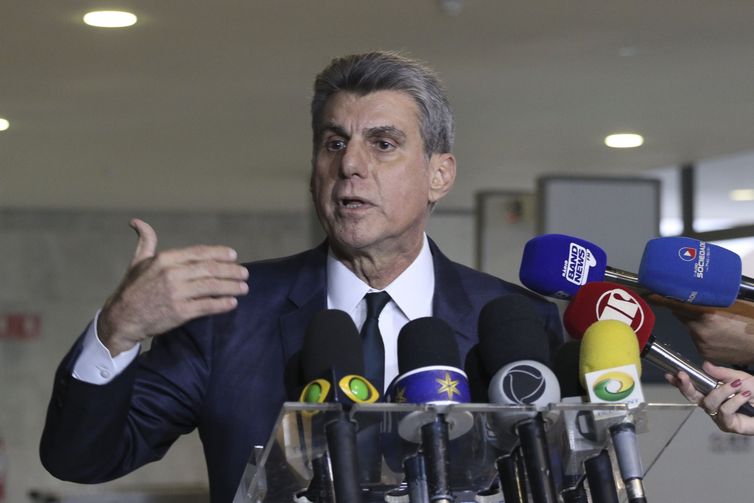 Presidente do MDB, Romero Jucá, fala à imprensa no Palácio do Planalto