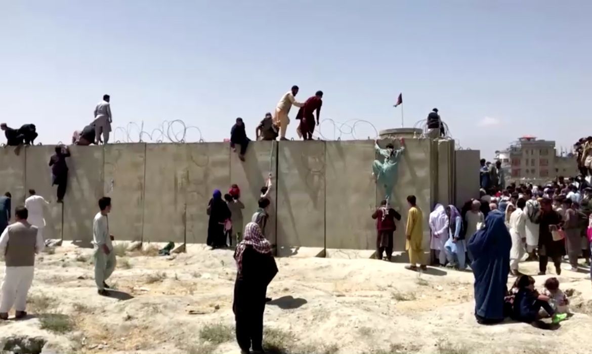Tiros são ouvidos enquanto o Talibã controla afegãos do lado de fora do Aeroporto de Cabul 