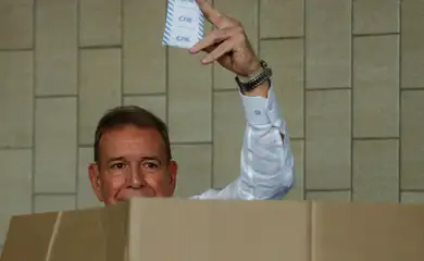 Venezuelan opposition presidential candidate Edmundo Gonzalez shows his ballot as he votes in the country's presidential election, in Caracas, Venezuela July 28, 2024. REUTERS/Leonardo Fernandez Viloria