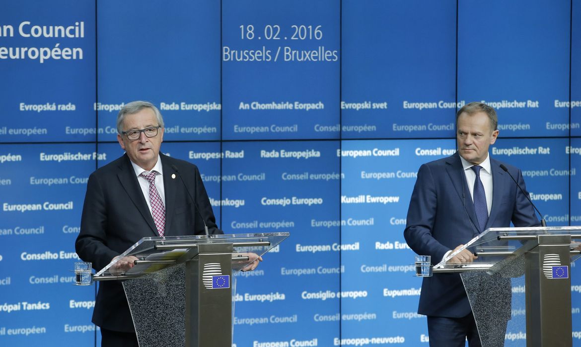 O presidente da Comissão Europeia, Jean-Claude Juncker (esquerda), e o presidente do Conselho Europeu, Donald Tusk (direita), em coletiva de imprensa para apresentar as conclusões da cúpula da União Europeia em Bruxelas, na Bélgica (Olivier