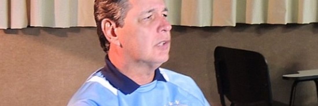Treinador Toninho Moura