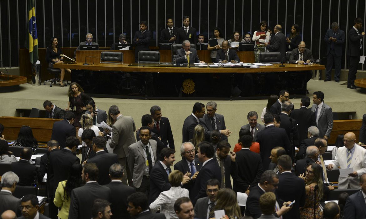 Brasília - Presidente da Câmara dos Deputados, Eduardo Cunha, durante sessão extraordinária para discussão e votação de diversos projetos (Valter Campanato/Agência Brasil)
