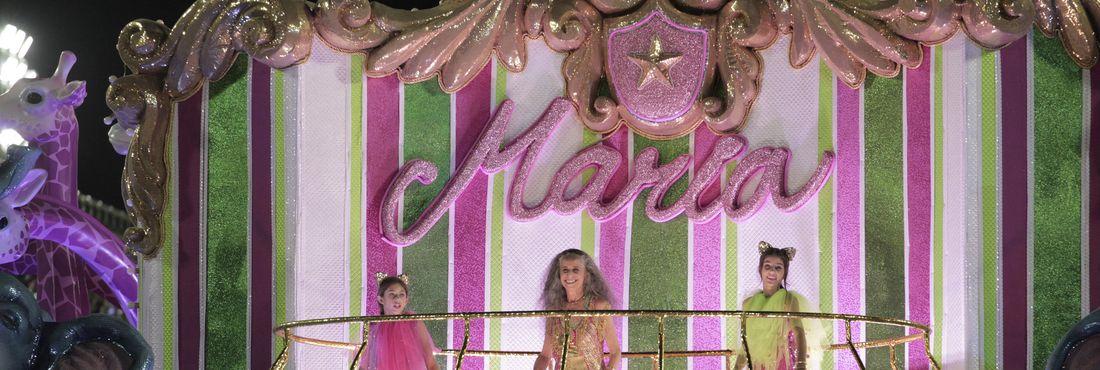 Maria Bethânia desfila como destaque da Mangueira. Cantora foi a homenageada da escola no carnaval 2016 pelos 50 anos de carreira