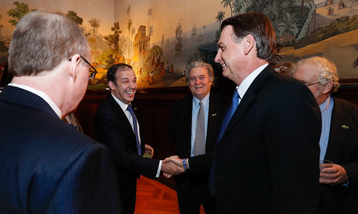 Presidente da República Jair Bolsonaro cumprimenta o Sr. Gerald Brant, diretor do fundo de investimentos Pantera Capital, em Washington (EUA).