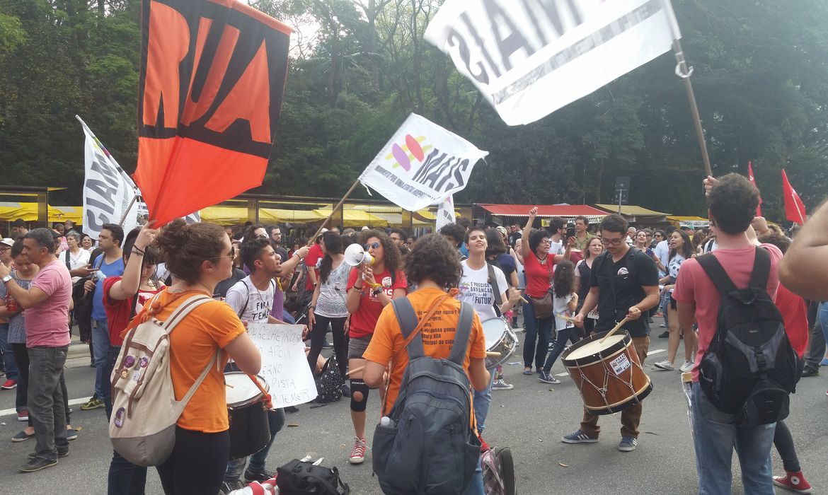 Integrantes do MTST ocupam a Avenida Paulista em protesto contra o governo de Michel Temer