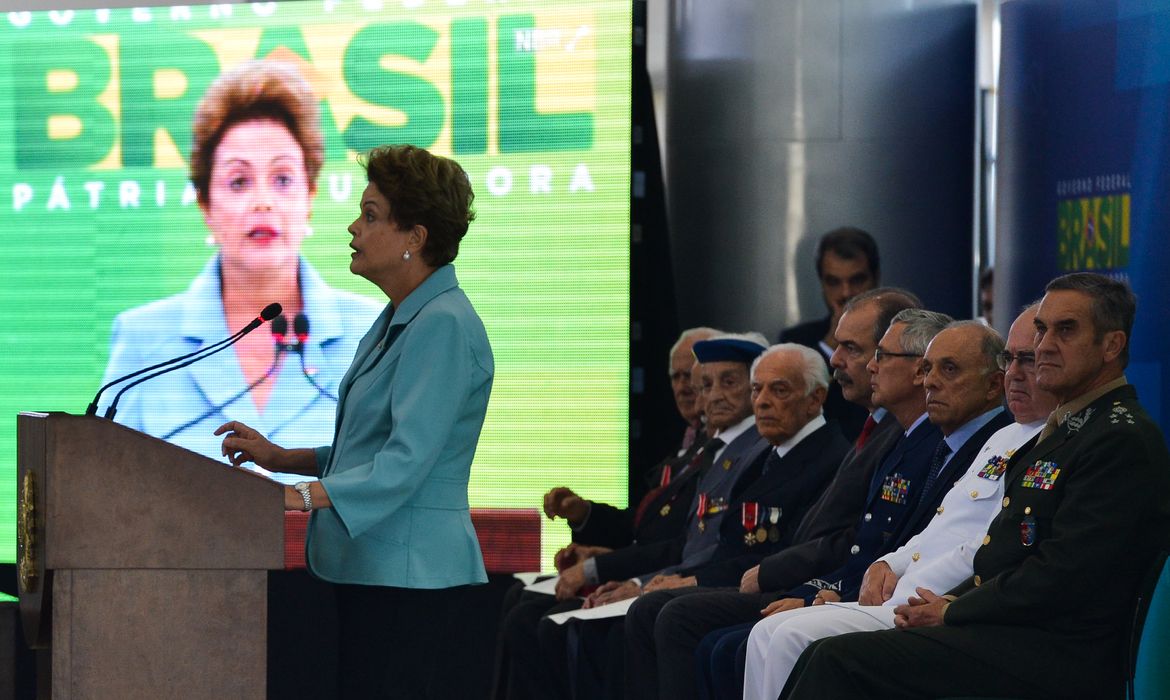 A presidenta Dilma Rousseff participa da cerimônia de comemoração dos 70 anos do Dia da Vitória, no Palácio do Planalto. A data (8 de maio) marca o fim da Segunda Guerra Mundial (José Cruz/Agência Brasil)