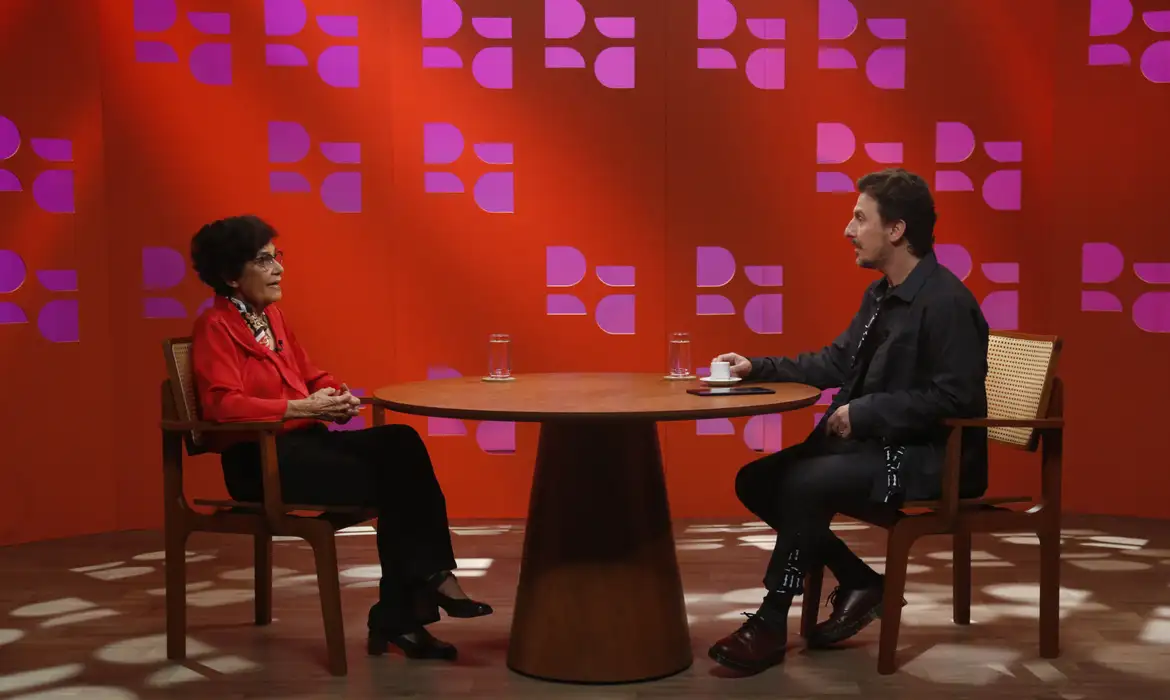 São Paulo (SP), 16/10/2024 - Marilena Chauí, escritora e filósofa brasileira, professora emérita de História da Filosofia Moderna na Faculdade de Filosofia, Letras e Ciências Humanas da Universidade de São Paulo, durante entrevista com Leandro Demori, no programa DRcomDemori naTV Brasil. Foto: Paulo Pinto/Agência Brasil