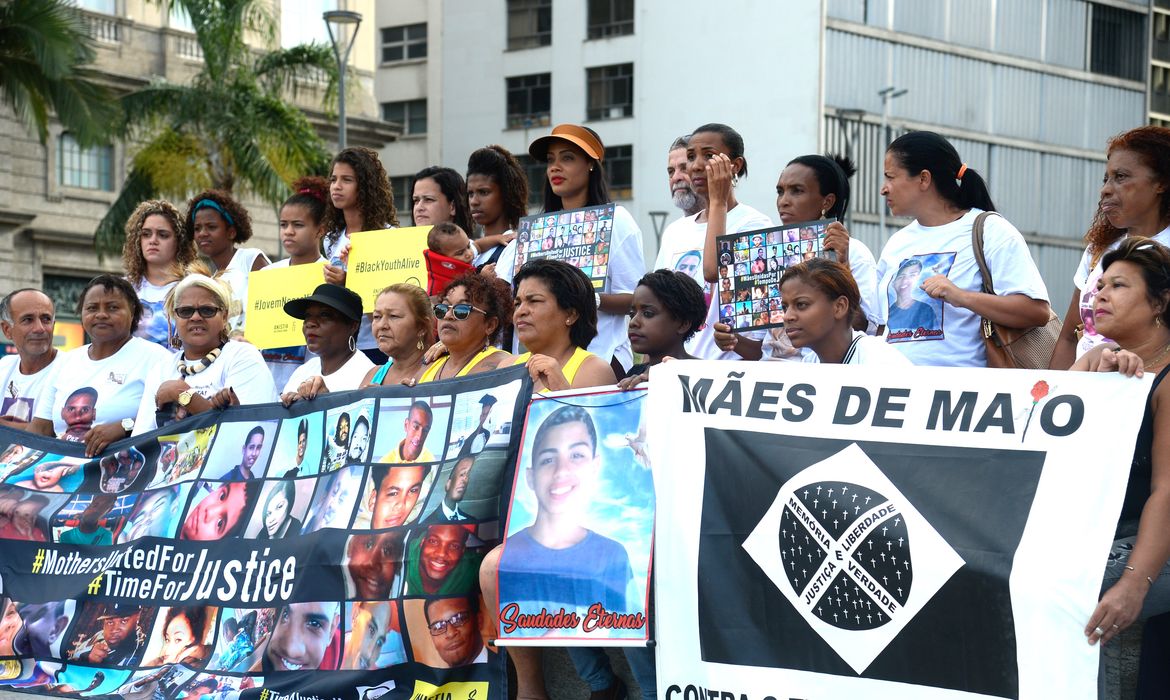 Rio de Janeiro - Mães e familiares de jovens negros mortos por policiais protestam contra a violência com ativistas da Anistia Internacional em frente à Igreja da Candelária (Fernando Frazão/Agência Brasil)