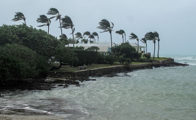 Ondas e ventos continuam a atingir Bermudas após a passagem do Furacão Fiona.