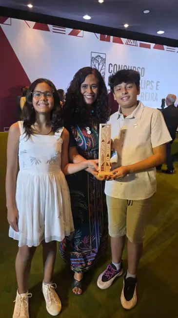 Beatriz Arcoverde com os apresentadores mirins Maria Eduarda Arcoverde e Caetano Farias