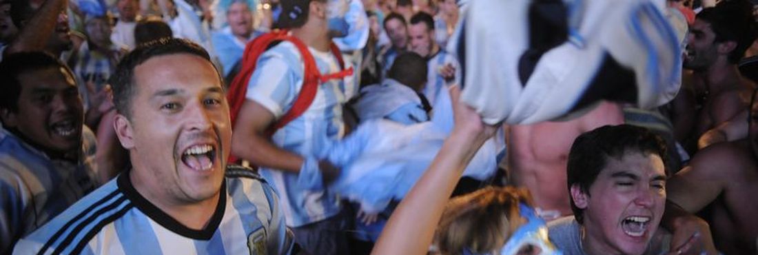 Torcedores acompanham a semifinal da Copa do Mundo 2014 entre as seleções de Argentina e Holanda na Fifa Fan Fest em Copacabana