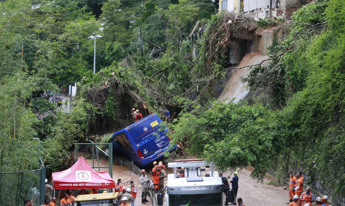 Temporal causa danos na cidade do Rio de Janeiro. Na avenida Niemeyer, que liga os bairros do Leblon e São Conrado, na zona sul, deslizamento atingiu um ônibus, que acabou tombando sobre a ciclovia na encosta da pista. 