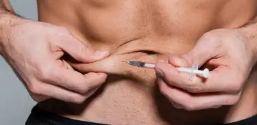 Homem aplica injeção de hormônio em si mesmo