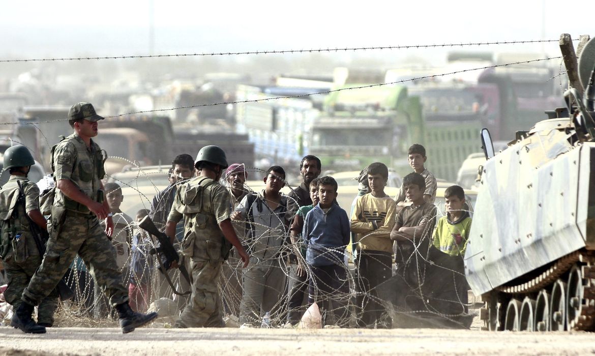 Estado Islâmico - Refugiados sírios aguardam na fronteira com a Turquia para fugir dos ataques do Estado Islâmico