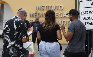 Rio de Janeiro (RJ), 29/10/2025 - Carro da defesa civil chegando no IML com corpos e parentes chegando pra reconhecimento. 
Após resgate de dezenas de corpos são trazidos por moradores para a Praça São Lucas, na Penha, zona norte do Rio de Janeiro. Operação Contençao.
Foto: Tânia Rêgo/Agência Brasil