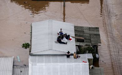 Pessoas aguardam por resgate em cima de telhados em meio a enchentes em Canoas, no Rio Grande do Sul
04/05/2024 REUTERS/Renan Mattos
